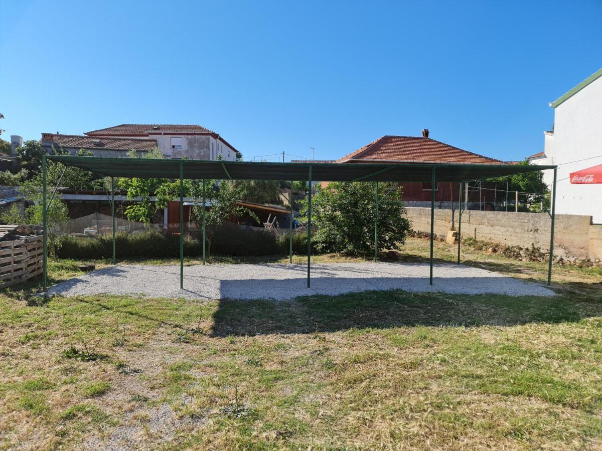 Apartmani Lenka Ugljan Exterior foto