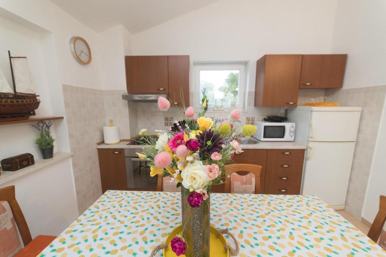 Apartmani Lenka Ugljan Exterior foto